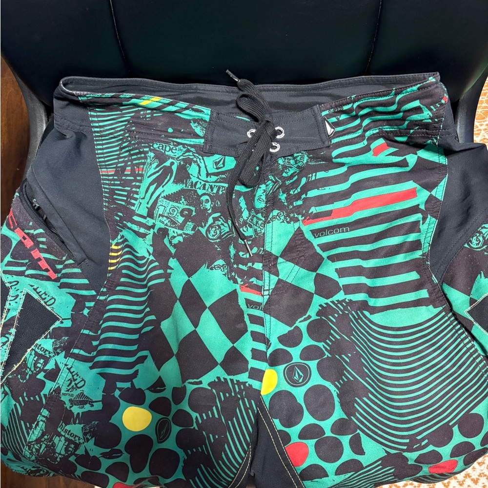 Volcom Black Board Shorts Bruce Irons Model